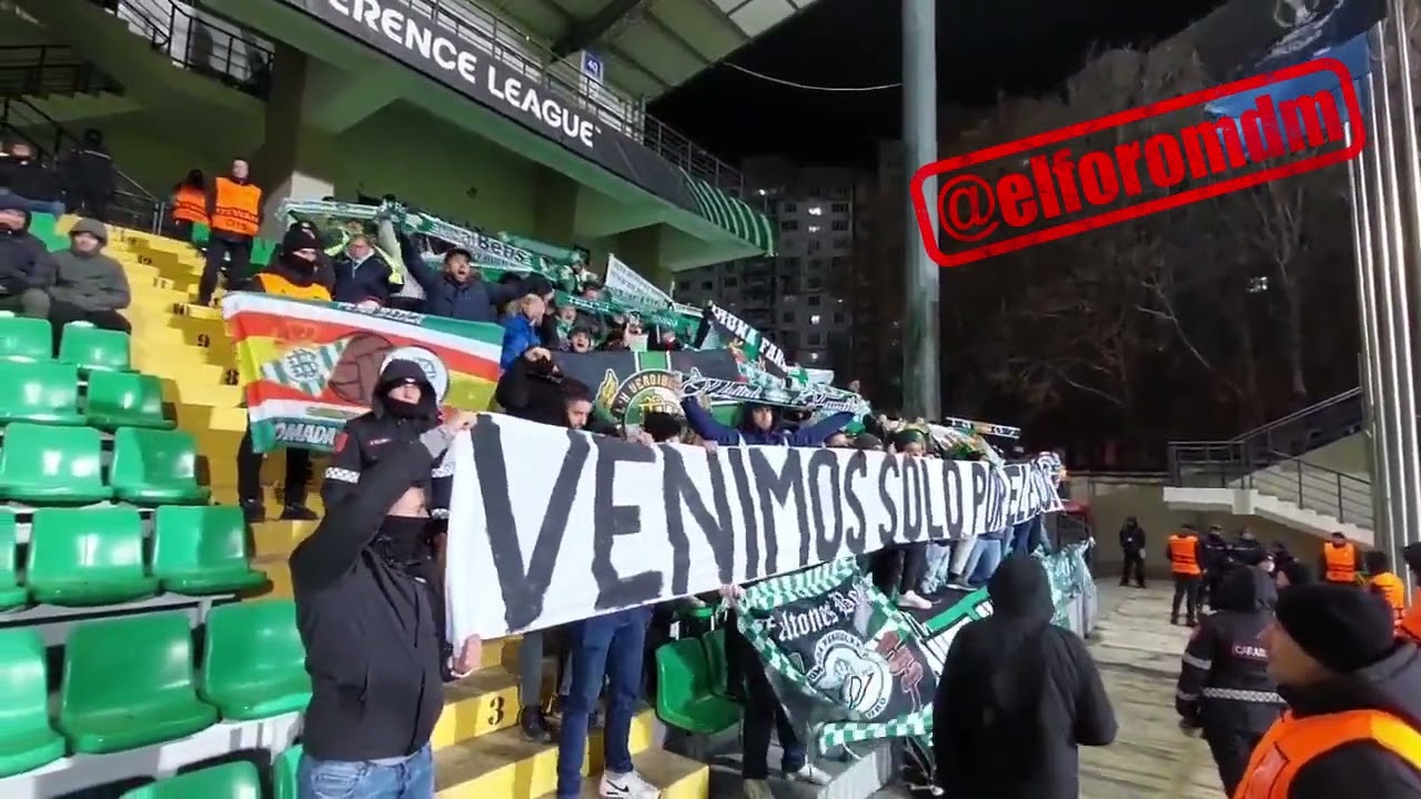 La afición del Betis animando en Moldavia