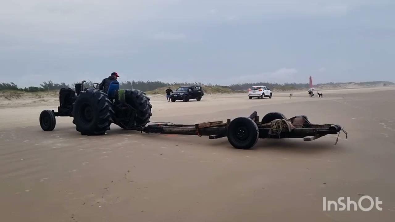 Aqui o sistema é Bruto 🚜🛥️ pescador retirando seu barco do mar 