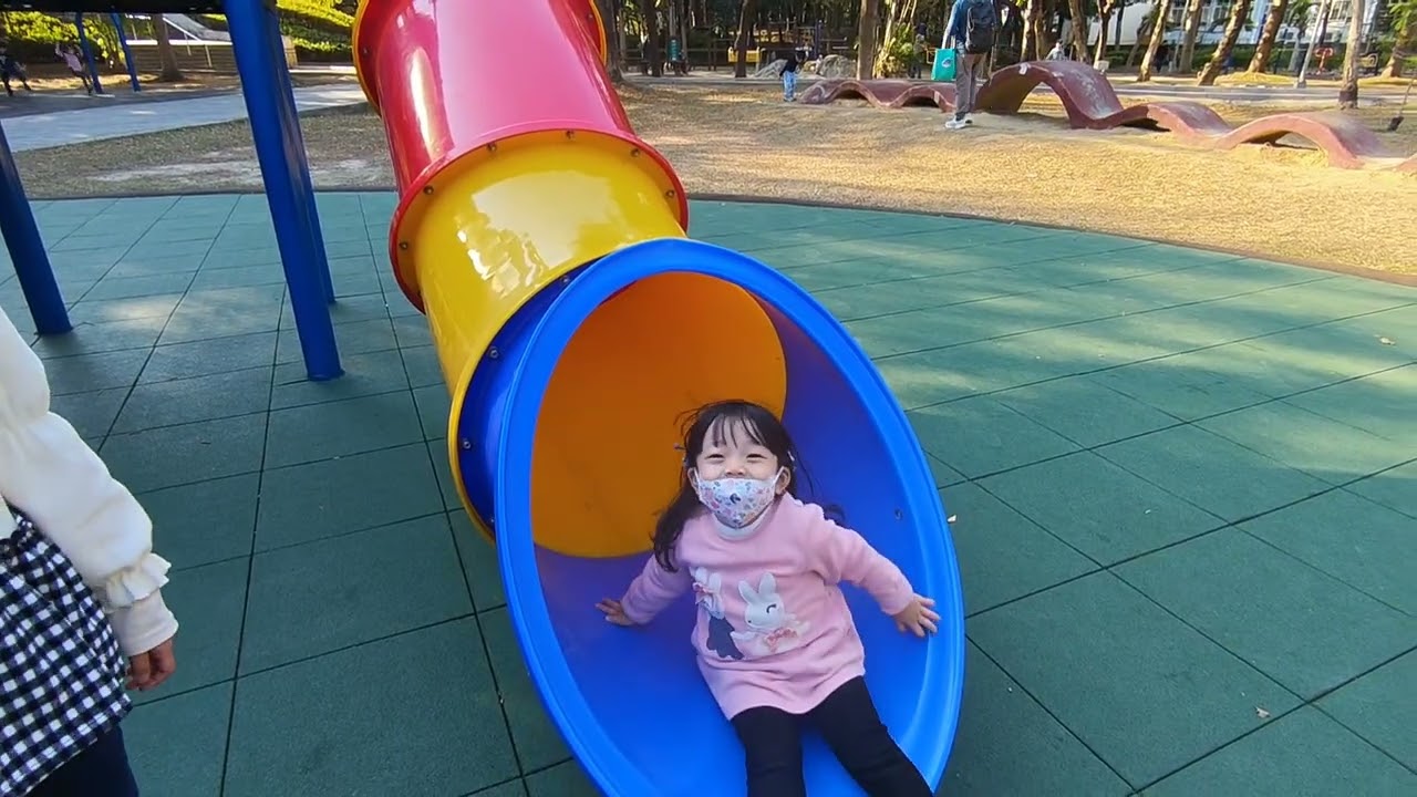 台中健康公園 幼兒設施完備 盪鞦韆 溜滑梯 圖書館 攀爬 曬日光浴 新鮮空氣 公園好漂亮 樹木林立