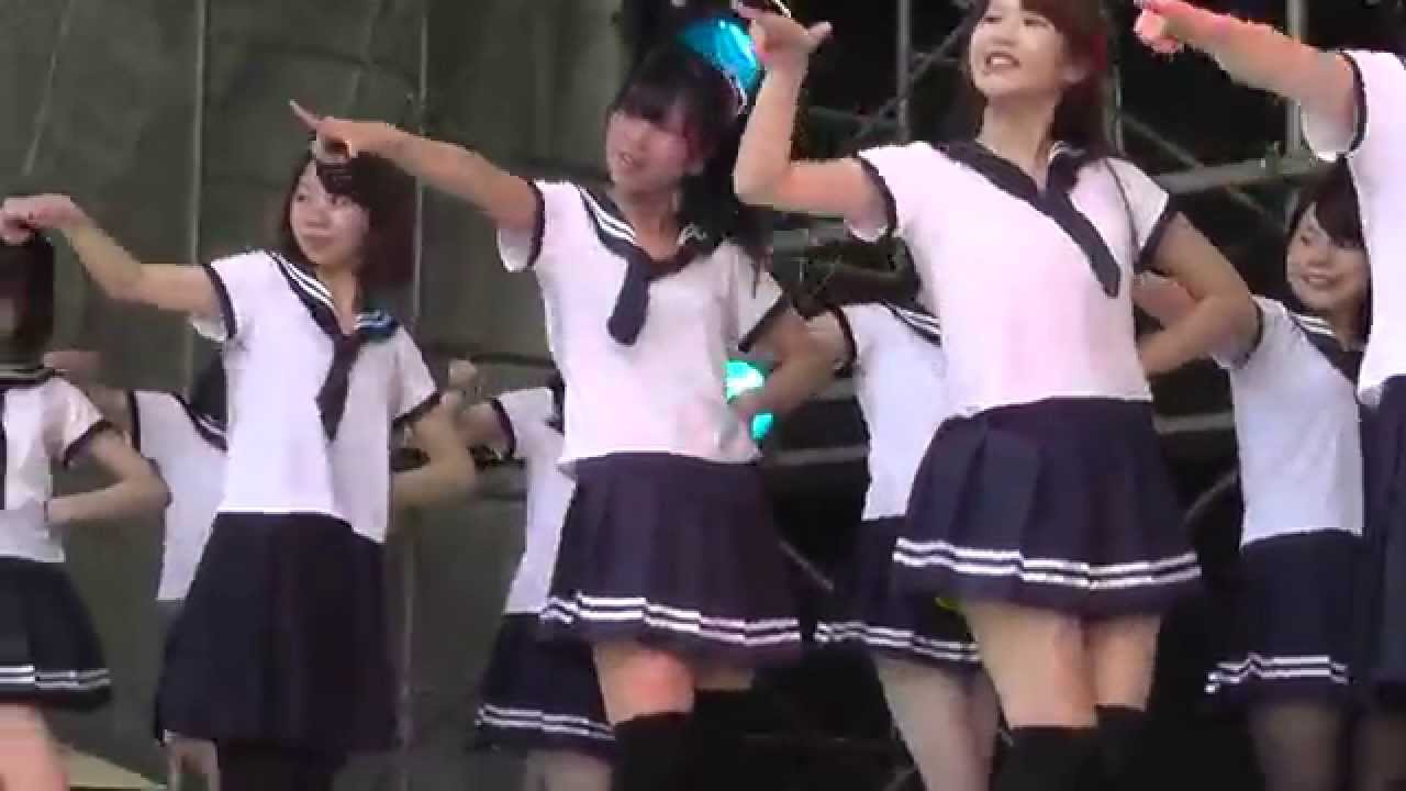 セーラー服がよく似合う。大人数で踊る、女子大生のカバーダンス。