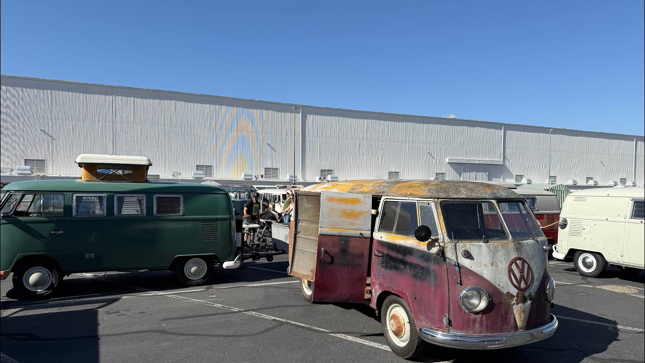 Давайте прокатимся на микроавтобусе VW Barndoor 1954 года выпуска на выставку Volkswagen в Окленде.