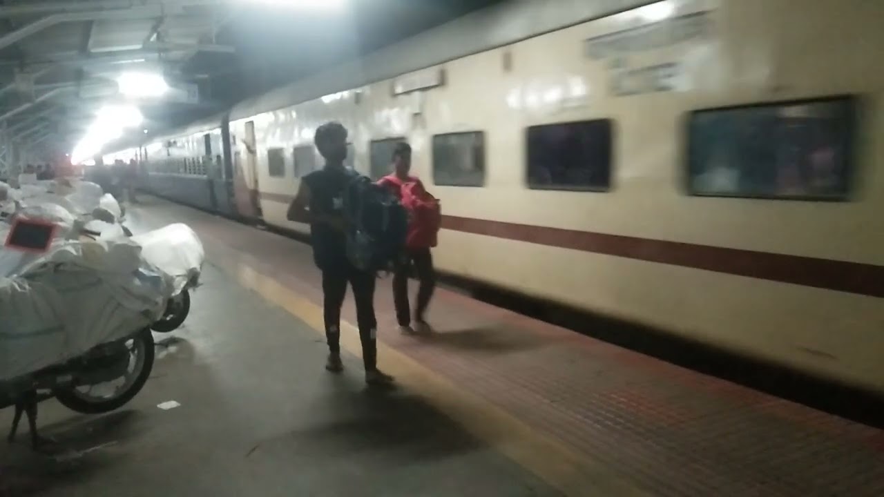 Thiruvananthapuram-Silchar Aronai Express 12507 arriving Ernakulam Town