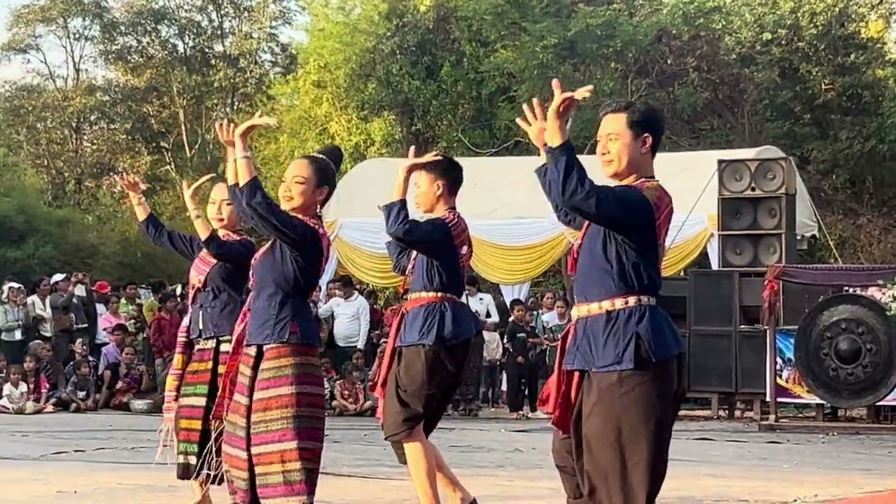 ຟ້ອນລຳຕັ້ງຫວາຍ ງາມຫລາຍ ງານບຸນກະບຶງໄຫຍ່ ຊົນເຜົ່າບຣູ ບ້ານໂພນງາມເມືອງອາດສະພອນ ແຂວງສະຫວົນນະເຂດ