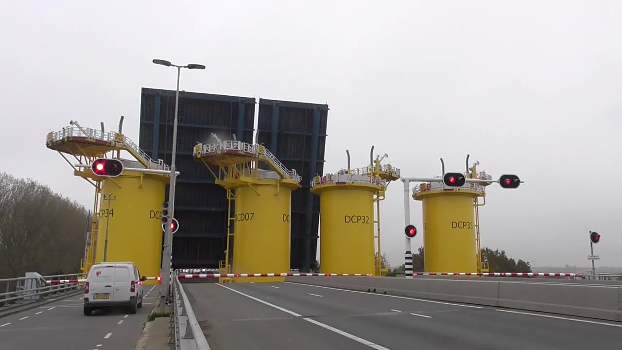 Brugopening Volkerakbrug Willemstad Basculebrug/ Drawbridge/ Pont Basculant/ Zugbrücke