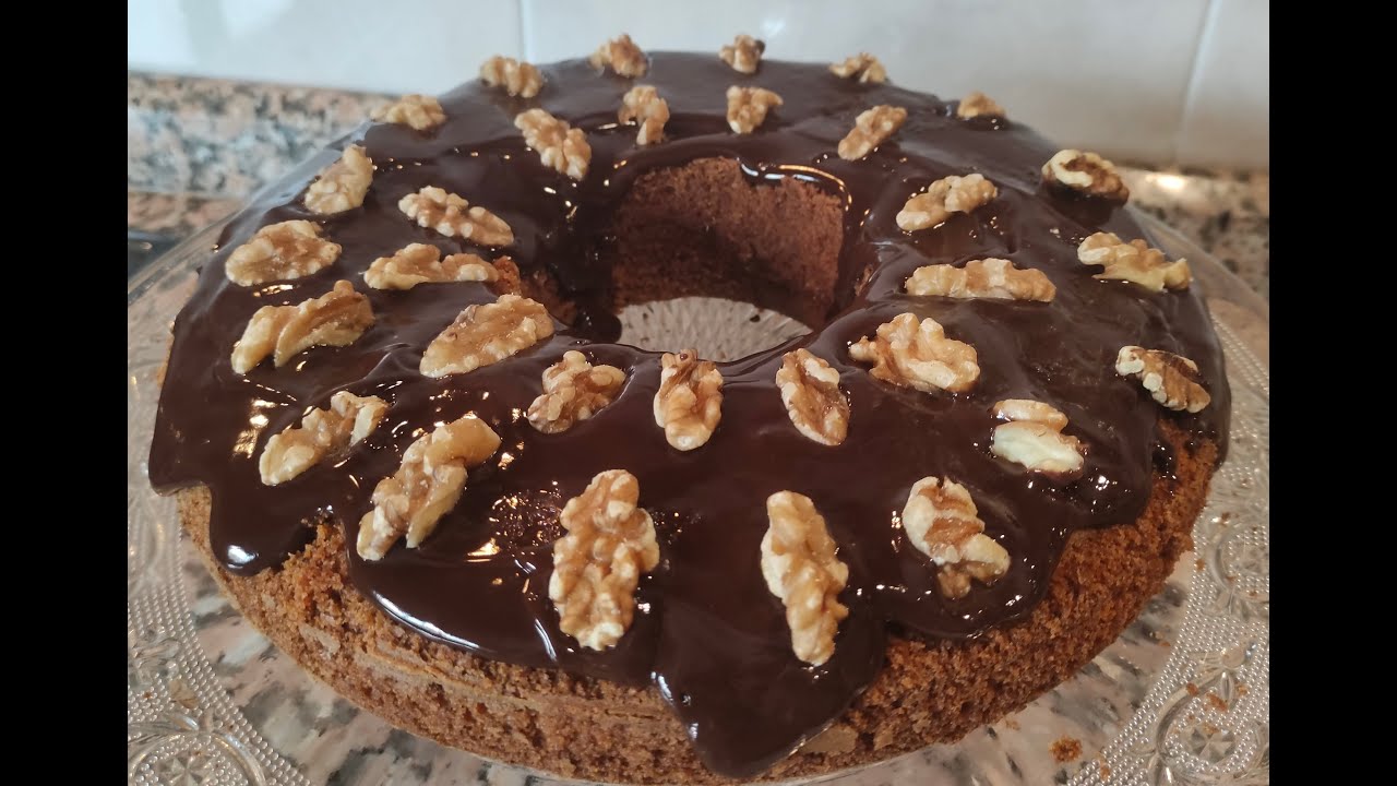 Bolo de cenoura com  nozes e chocolate .
