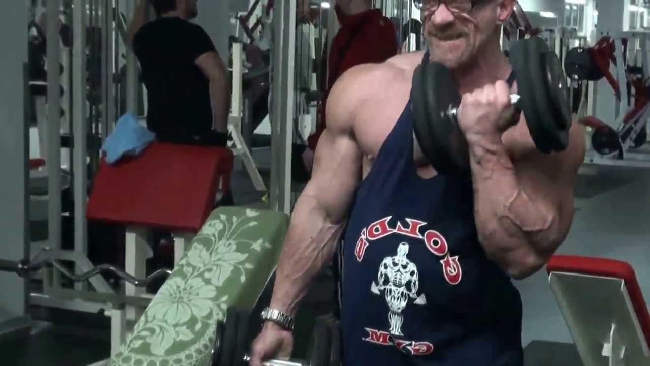 Marc Gollub Bizepstraining im East-Side-Gym Stuttgart