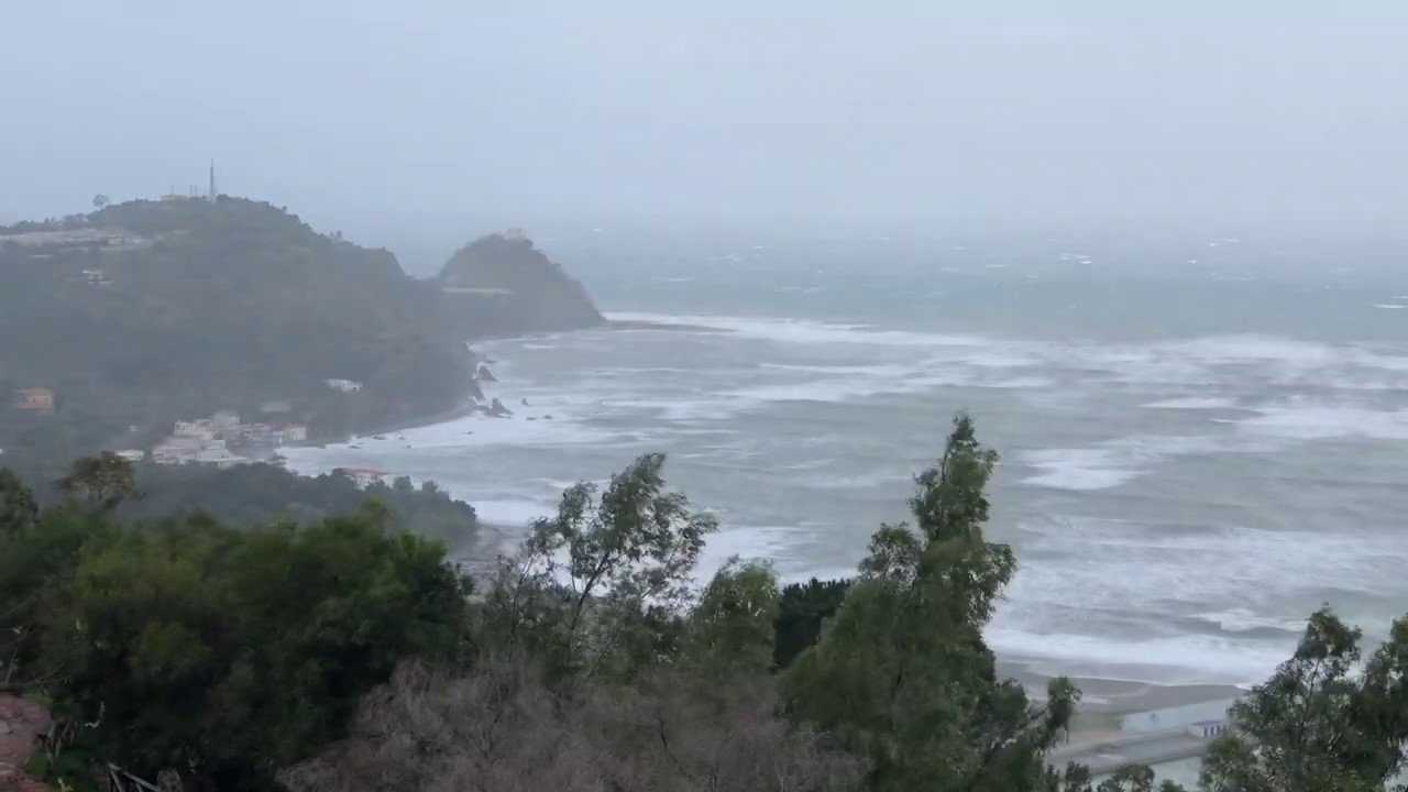 Sicilia, Capo d'Orlando - mareggiata del 23 dicembre 2019