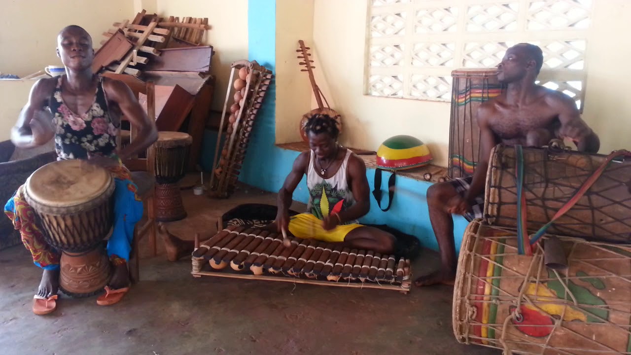 N'famady Kouyaté au Balafon. Rythme Sôkô ! Accompagné par le Doundoun et le Djembé, avec mais.
