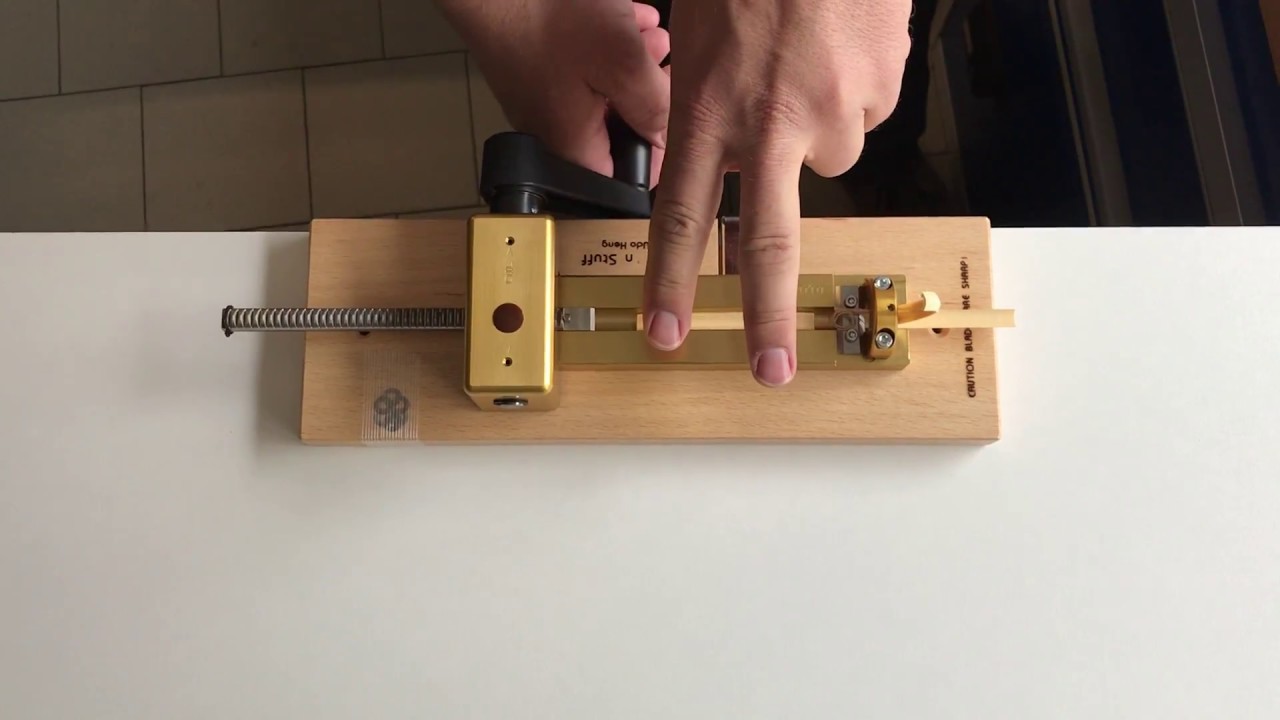 Vorhobelmaschine für Oboe – Holz einlegen