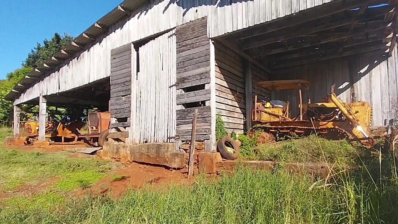 Fazenda no Mato Grosso com vários trator abandonado em um barracão