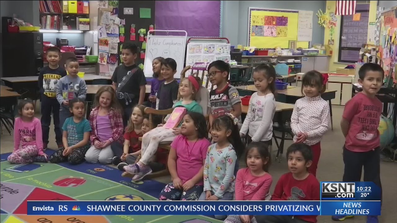 Topeka elementary school teaches students in both English and Spanish
