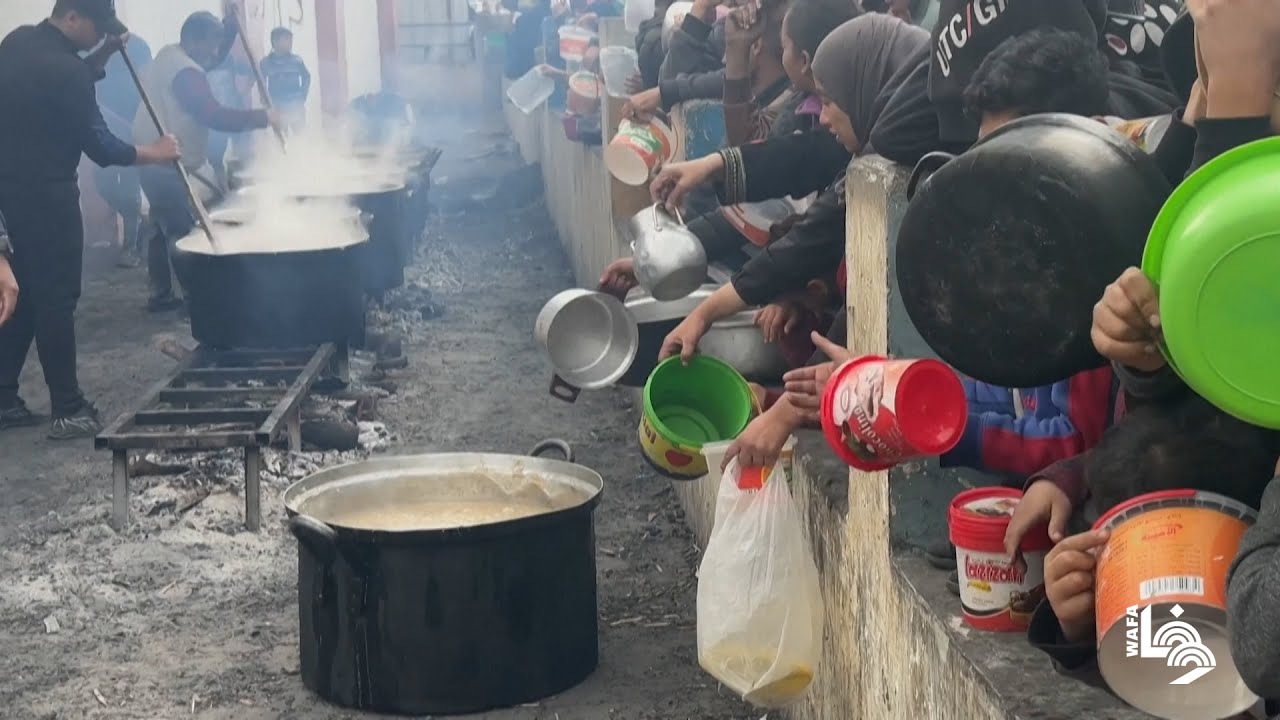 الجوع يستشري في غزة.. مواطنون ينتظرون للحصول على الطعام من تكية خيرية في رفح جنوب قطاع غزة