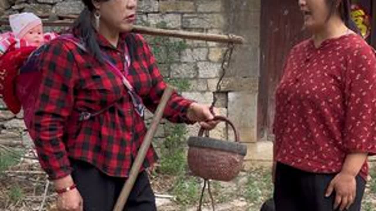 家人们。可怜的桂枝在地里干活晕倒了，从分开家桂枝一心想把日子过好。婆媳关系第52集。 演绎作品纯属娱乐。请勿模仿无不良引导