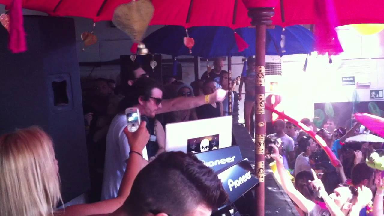 LUCIANO @ ROW 14 BARCELONA .... intro set 31/07/11. i love Prince Tool. Mirko Loko