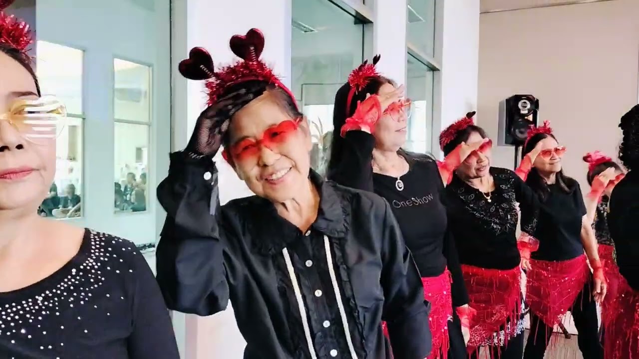 A performance to close the semester at a university for the third age group of Phisanuloke City.