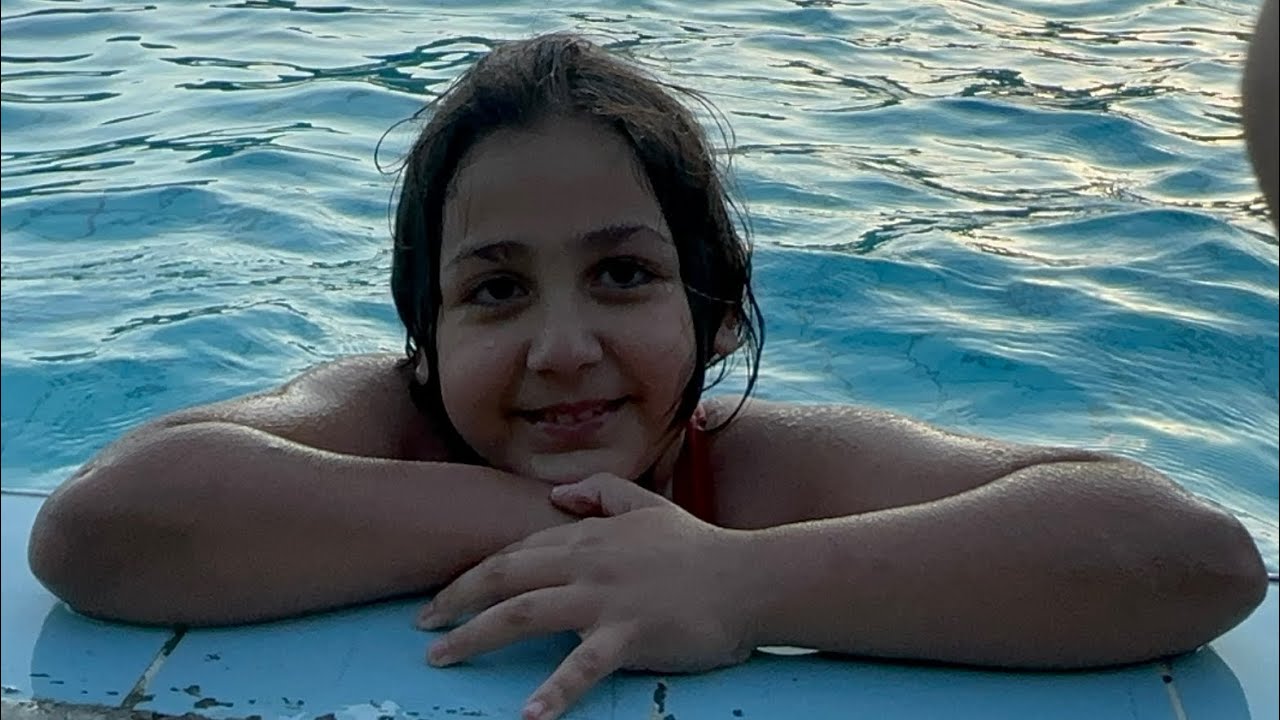 Ayşe ve ikizlerin Mahmut ve Ertuğrul&rsquo;un havuz keyfi