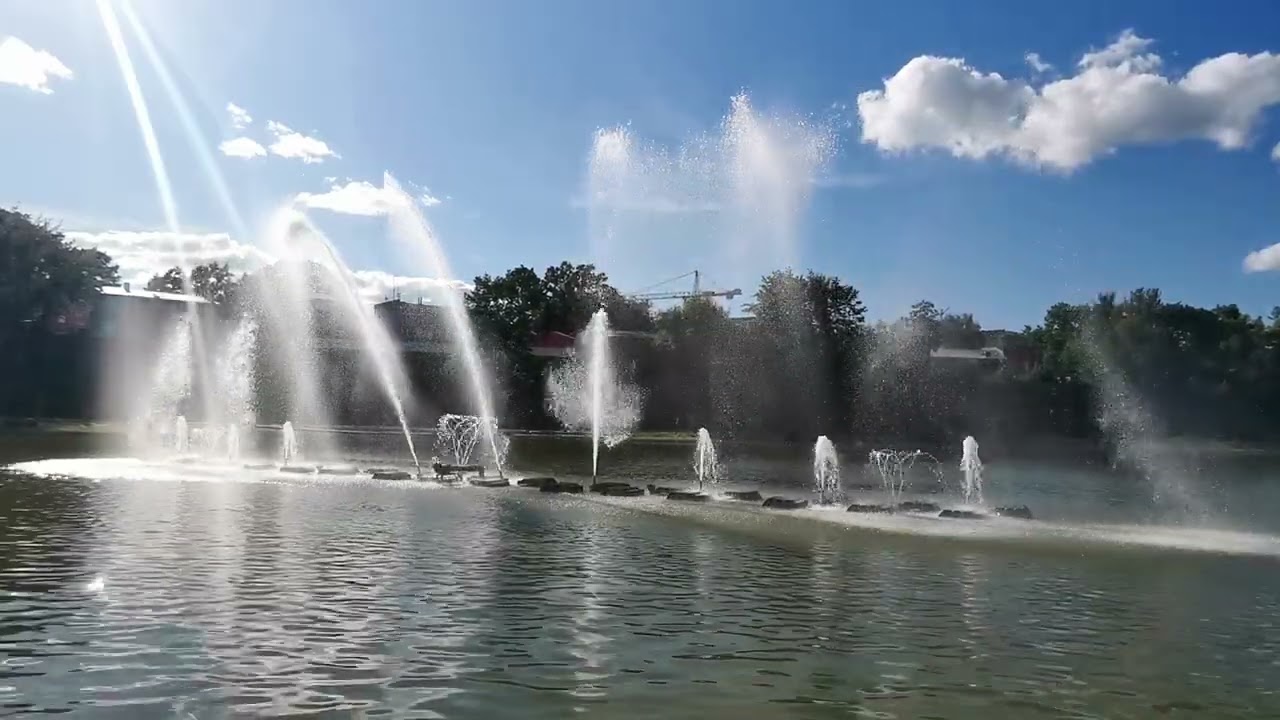 Panevėžio fontanas Senvagėje dienos metu. Kelionės po Lietuvą vasaros metu