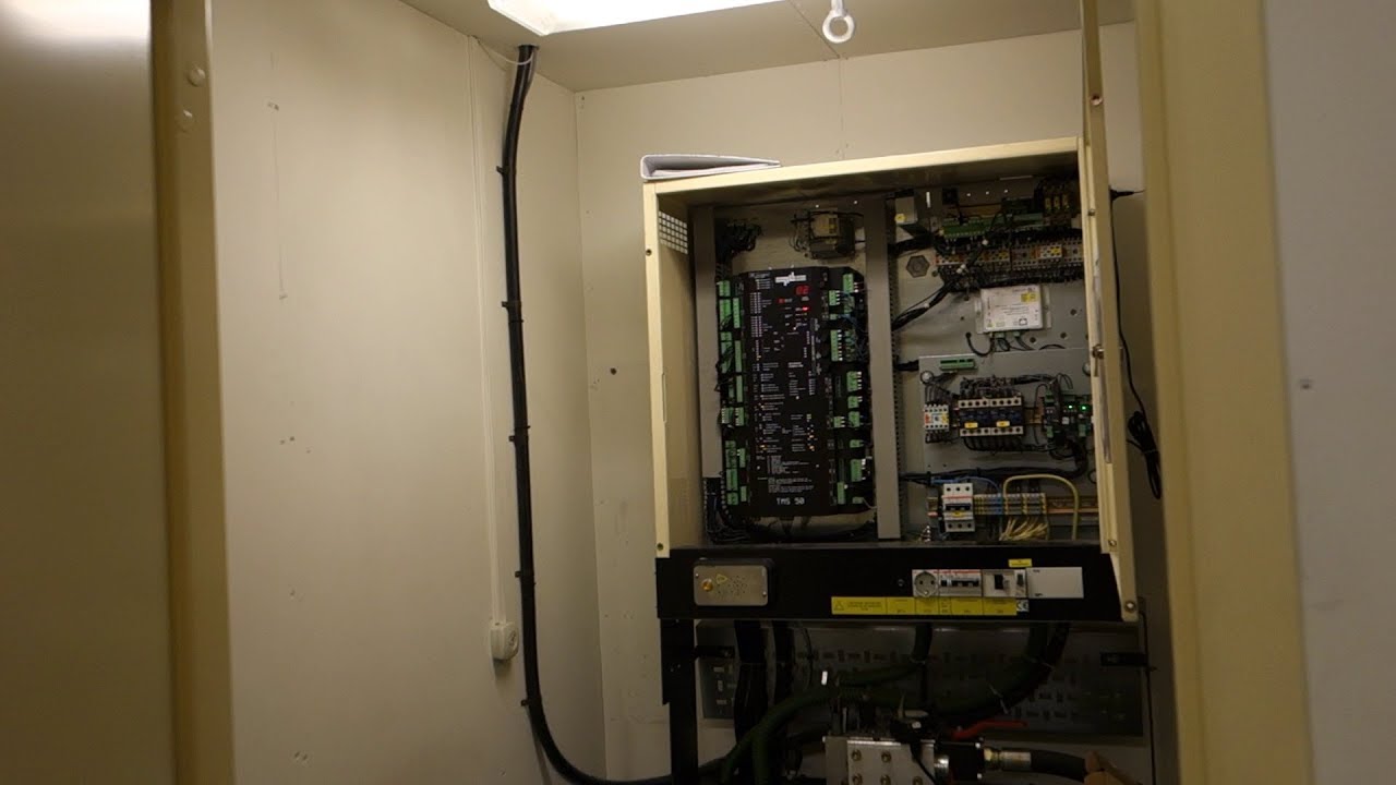 MACHINE ROOM TOUR!!! 1997 KONE Hydraulic Elevator @ Söderhamn Resecentrum, Söderhamn, Sweden.
