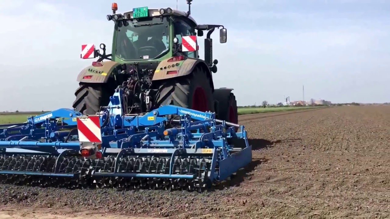 Fendt 516 cultivating