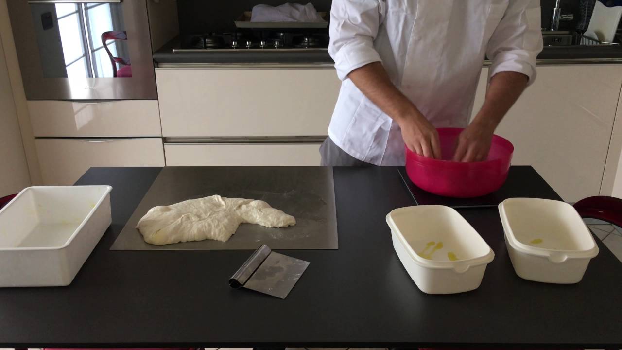 Staglio impasto ad alta idratazione/High idratation dough shaping
