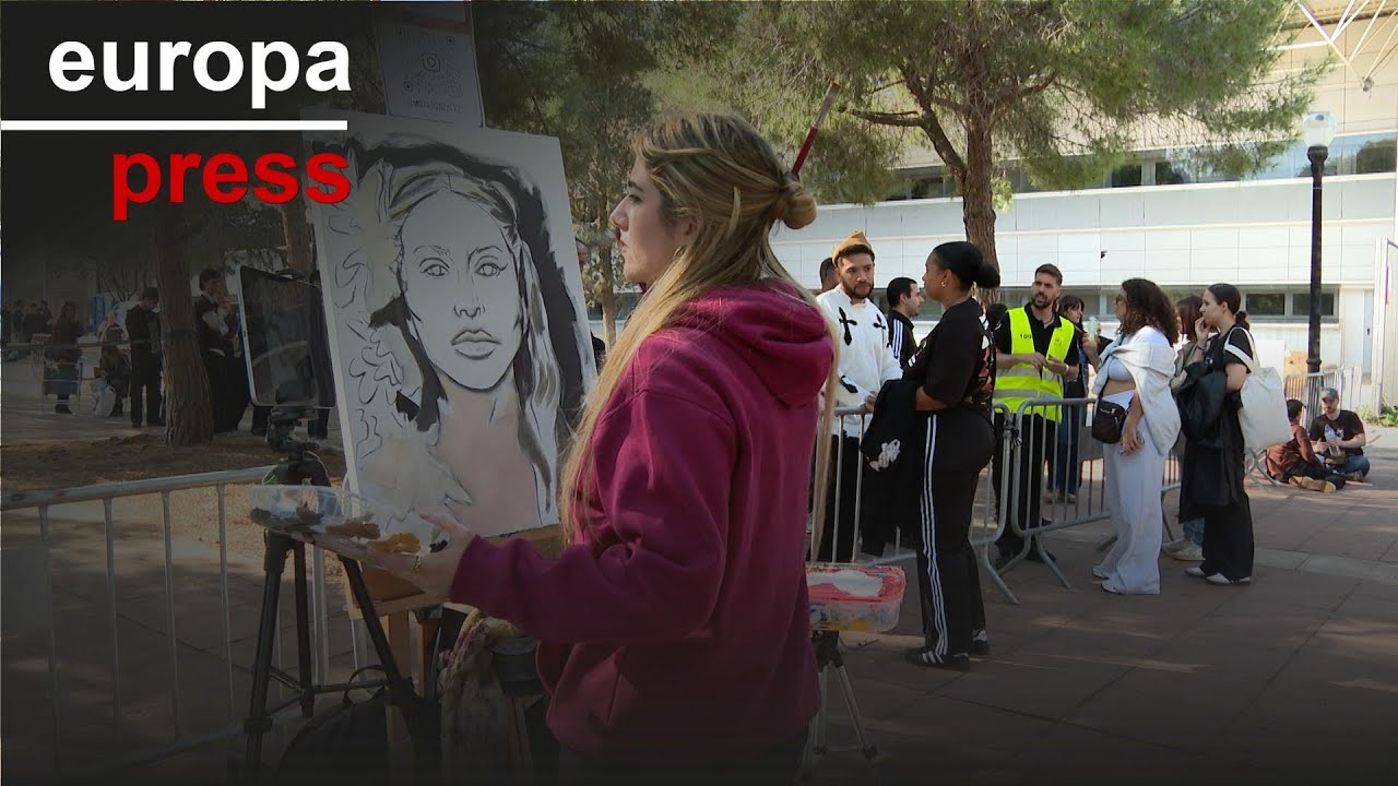 Centenares de fans de Lady Gaga esperan su concierto a las puertas del Palau Sant Jordi