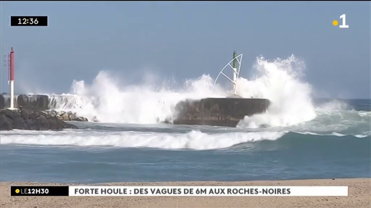 La houle est arrivée aux Roches Noires avec des vagues de 3 à 6 mètres