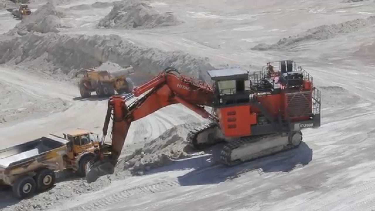 Hitachi EX1900-6 loading ADT&acute;s