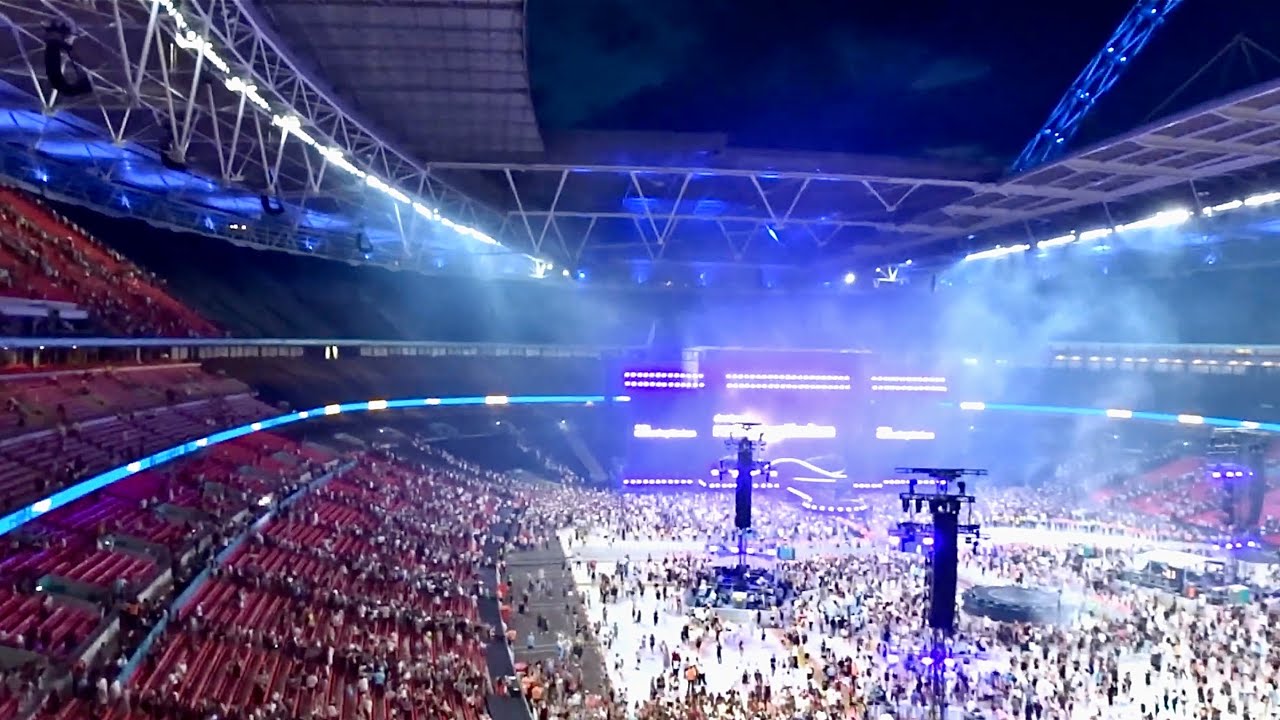 After DUA LIPA's Concert - Fans sing Whitney Houston's 