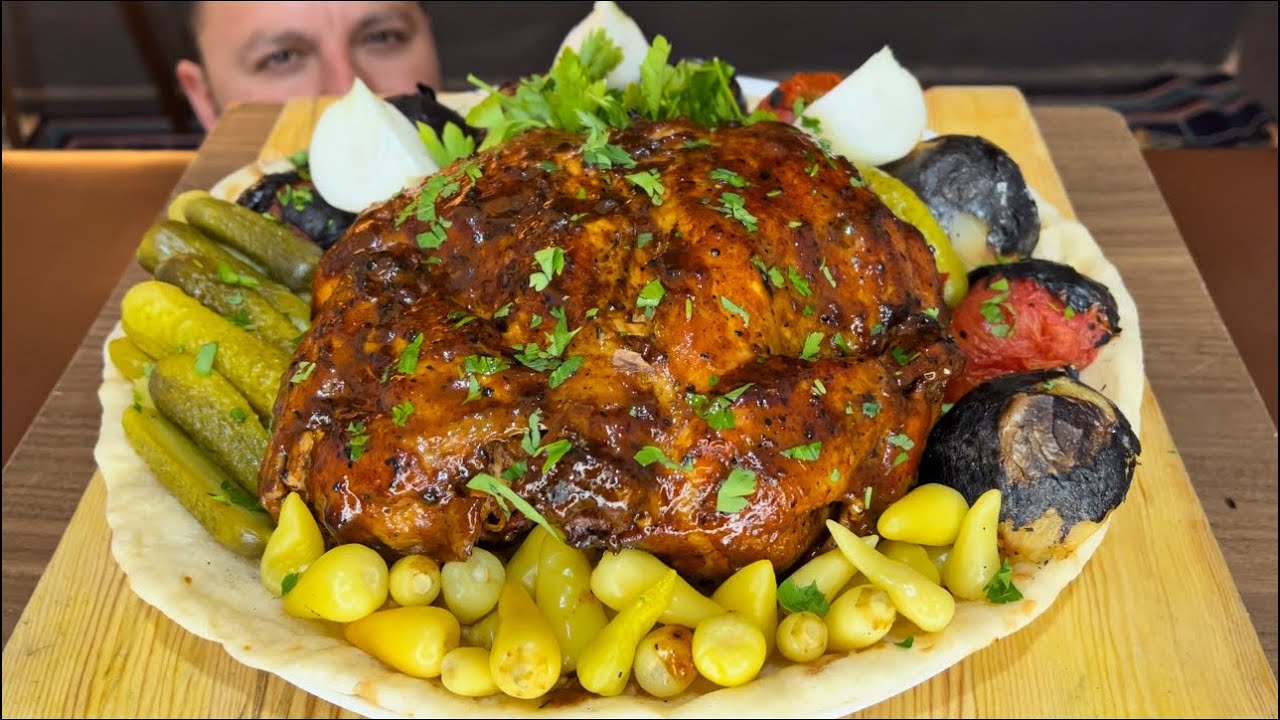 دجاجة مشوية حمراء مدبسه مع مشاوي الطماطه و البصل مع طرشي حار