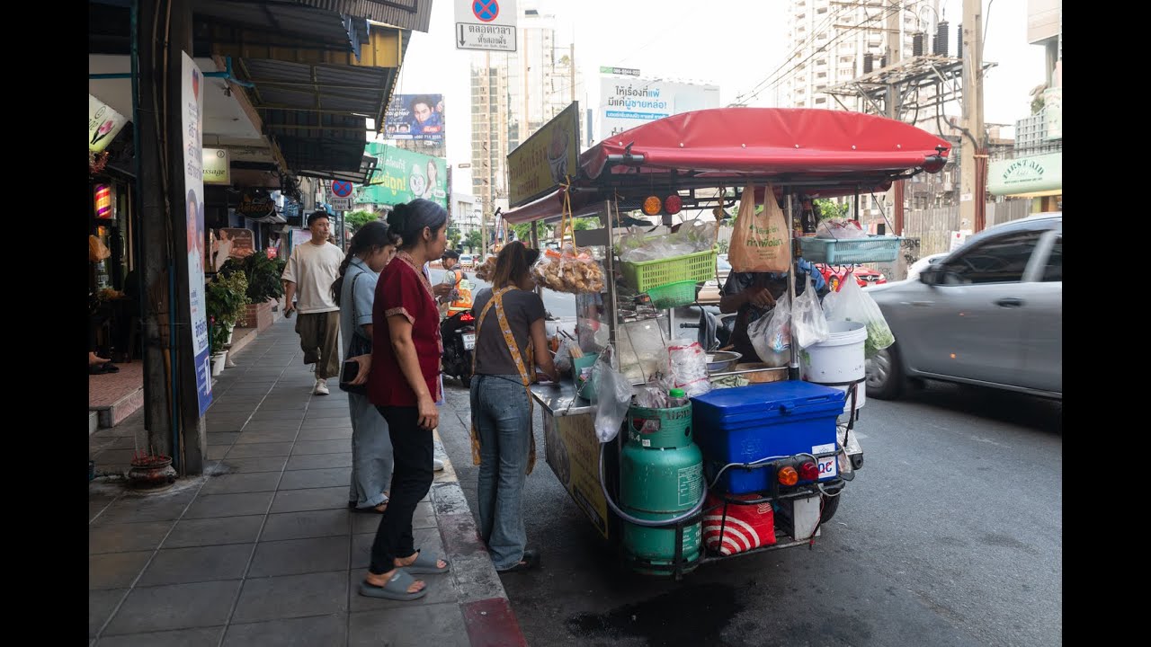 [4K] Walking tour around BTS Thong Lo station a real after-work atmosphere in Bangkok