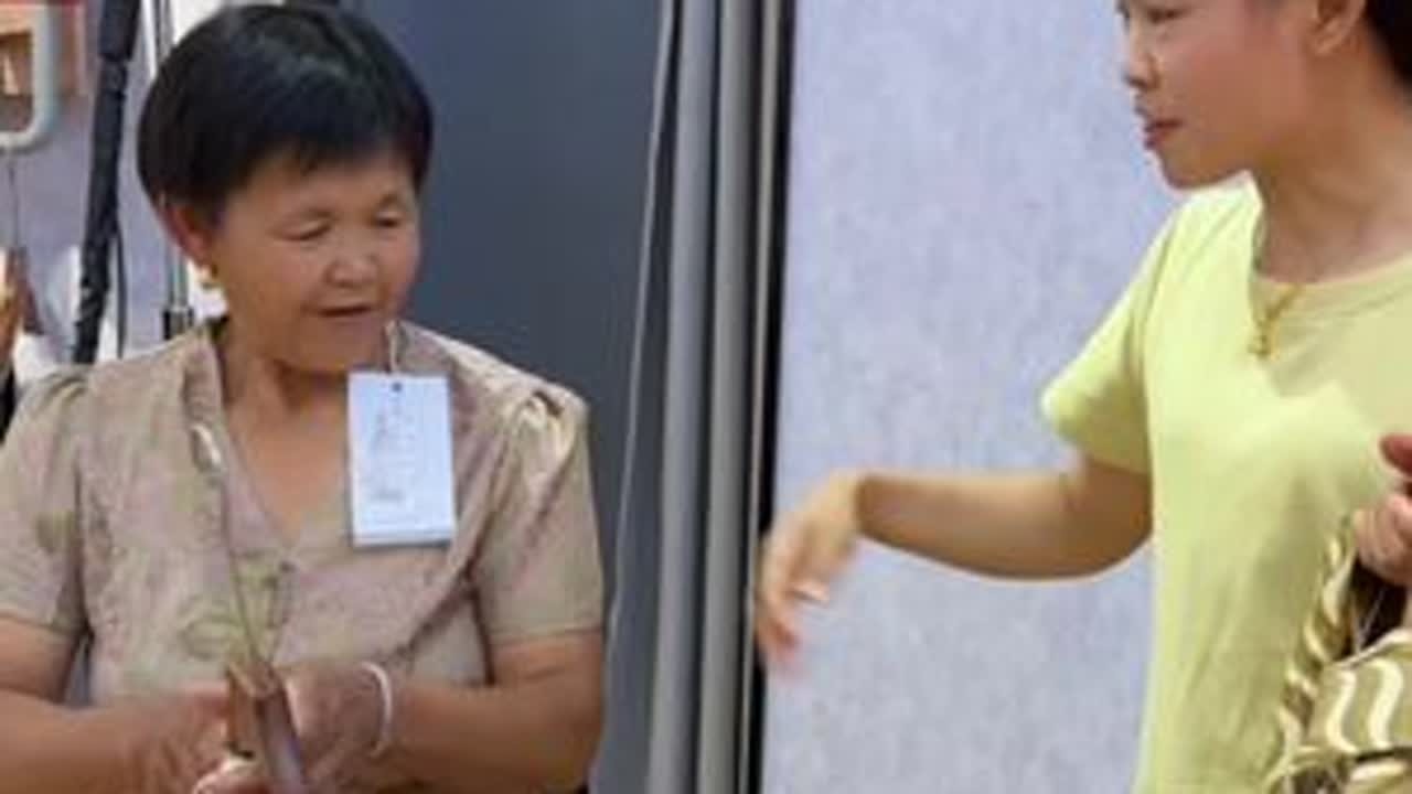 妈妈说老公的拖鞋坏了叫我给他买一双，平常妈妈都不出来的，趁今天妈妈在衣服都在打折，我们挑了几套让妈妈试试，眼睛都看花了。#我的乡村生活 #农村生活 #记录真实生活 #家庭日常 #平平淡淡小日子