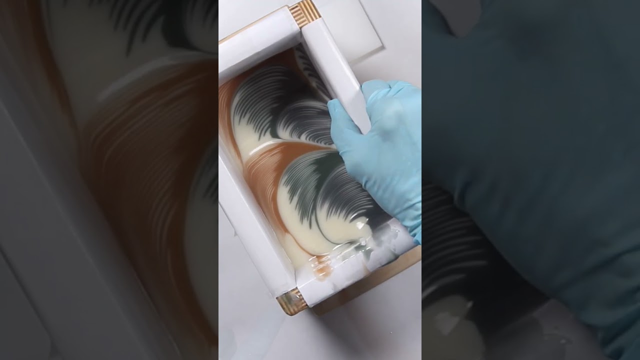 Clamshell Swirl Soap Making #shorts