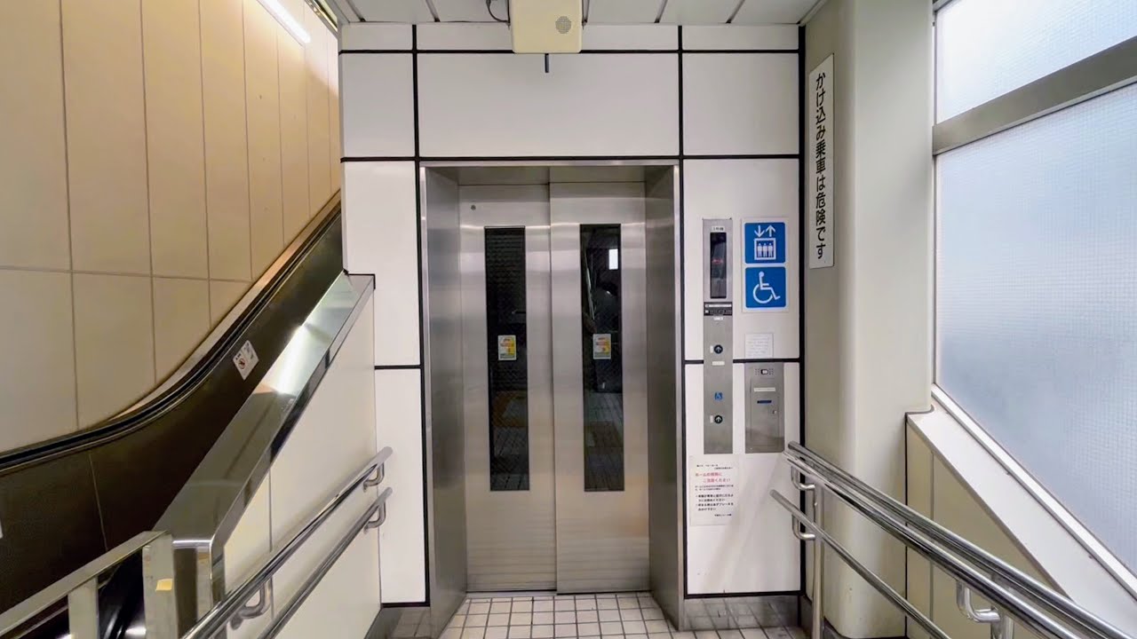 千葉都市モノレール千葉みなと駅のホームエレベーター