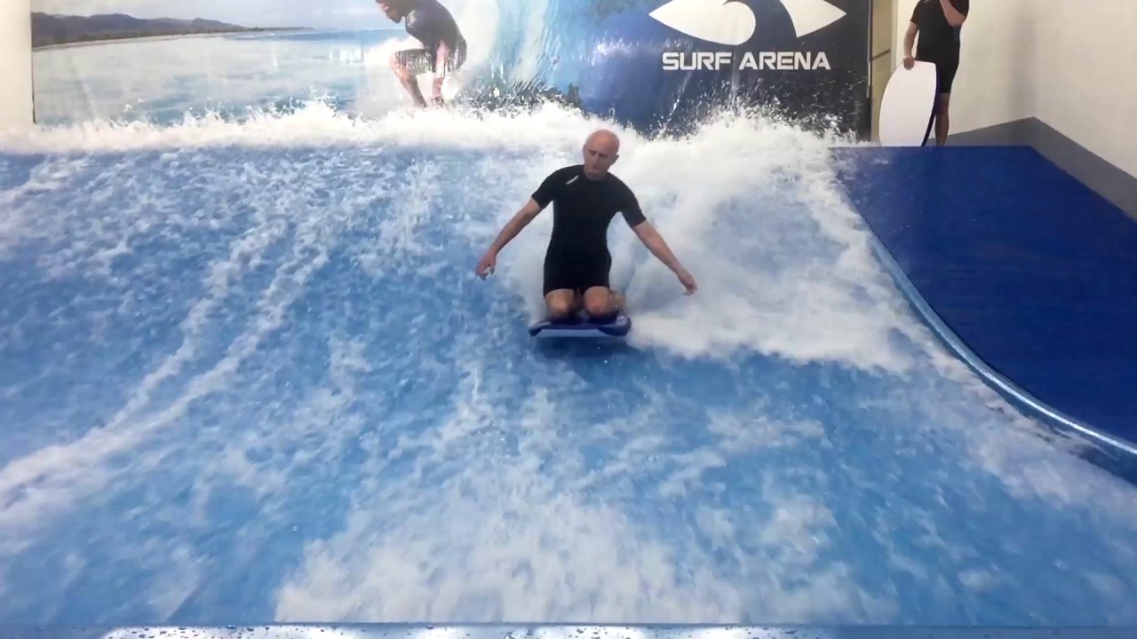 Ivo Valenta se uč&iacute; surfovat v Surf Ar&eacute;ně Praha Letňany