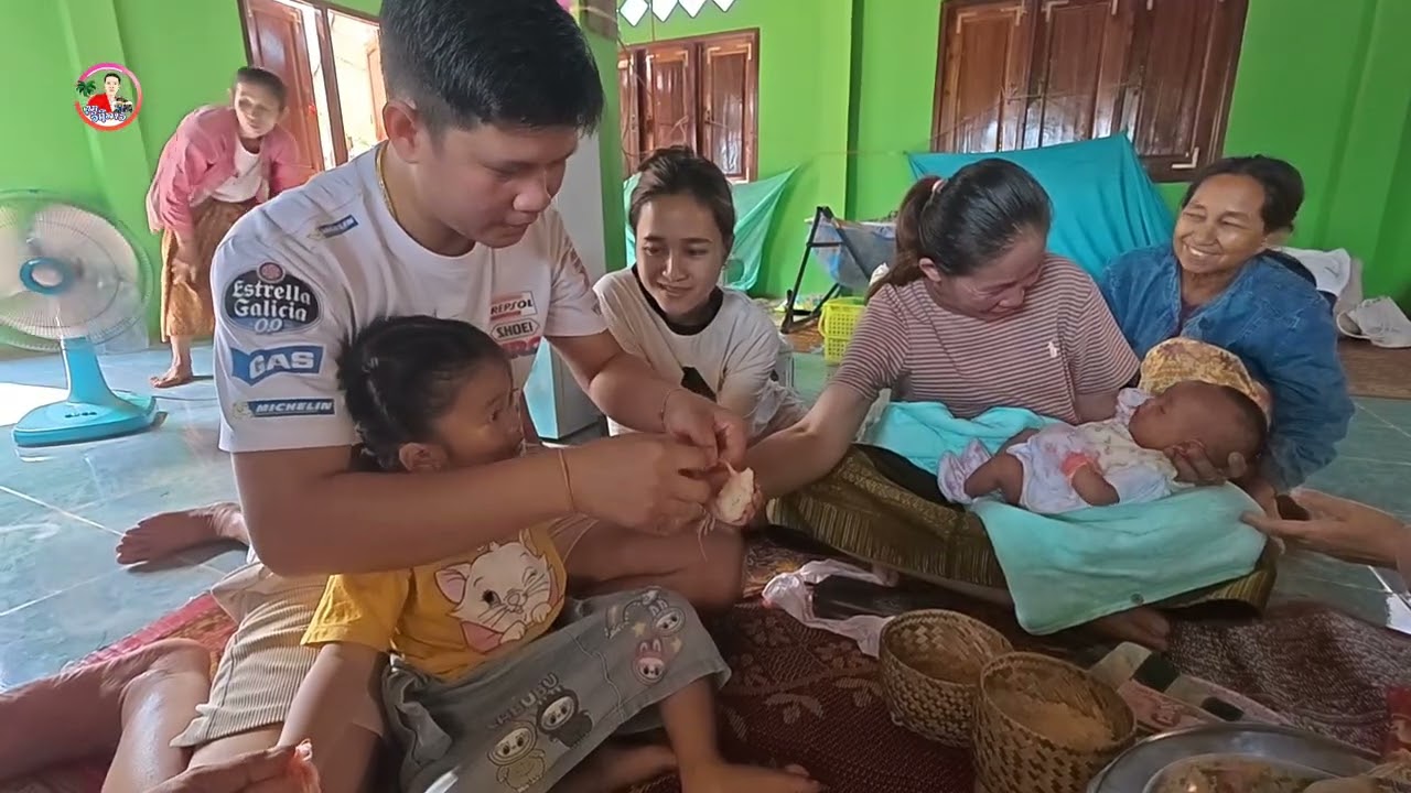 บ่าวตุ๊กพาครอบครัวกลับบ้านเกิด ที่แขวงคำม่วน พาหลานสาวทั้งสองมาเยี่ยมยามพ่อแม่ญาศพี่น้อง