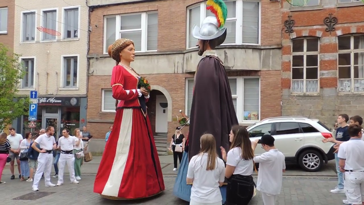 Cortège du 15e anniversaire du géant Tramasure à Lessines (25)