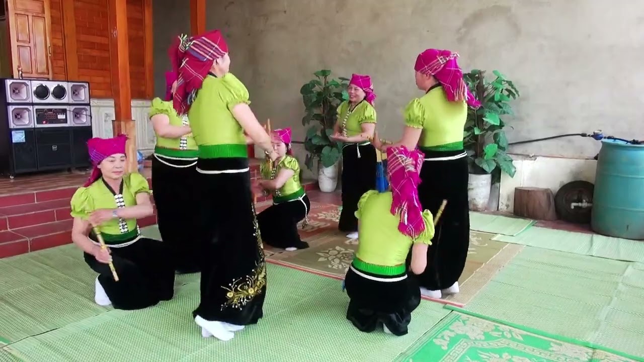 Múa khơ mú tại nhà thọng sương bản phày 