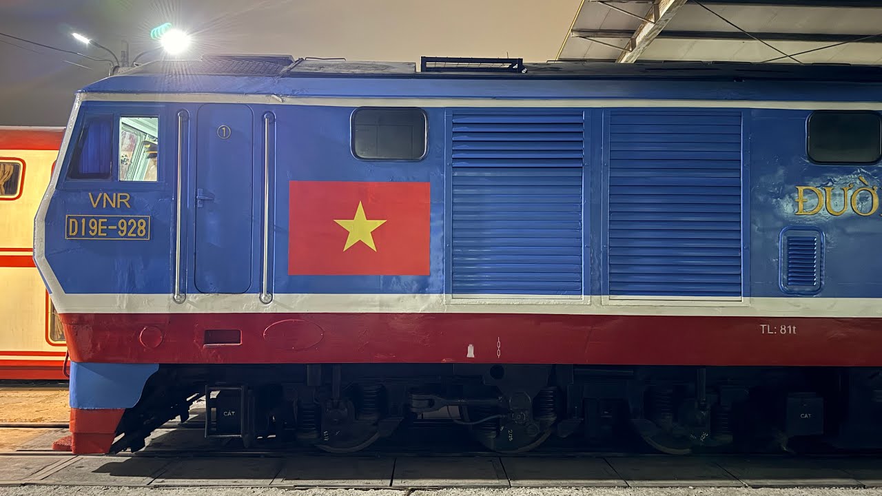 Tàu Hoả Việt Nam - Đoàn tàu SE6 đang đưa quý khách về đến Ga Hà Nội tối 29 Tết Bính Ngọ 2026