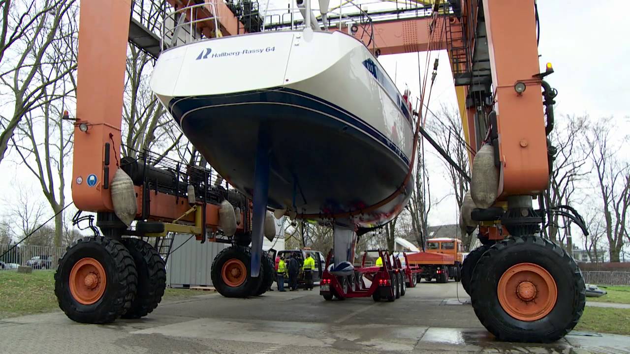 boot 2015 - Big Willi zieht schwedische Yacht aus dem Rhein