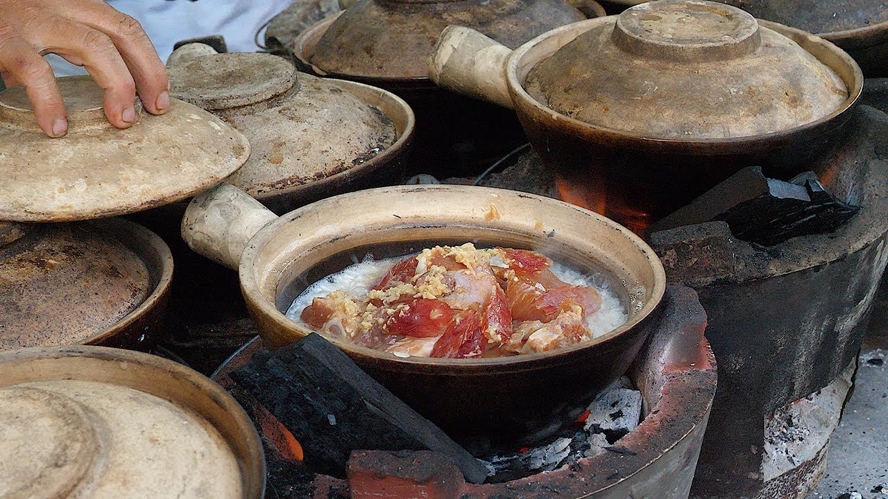 куриный рис, приготовленный на пару в глиняном горшочке - малайзийская уличная еда