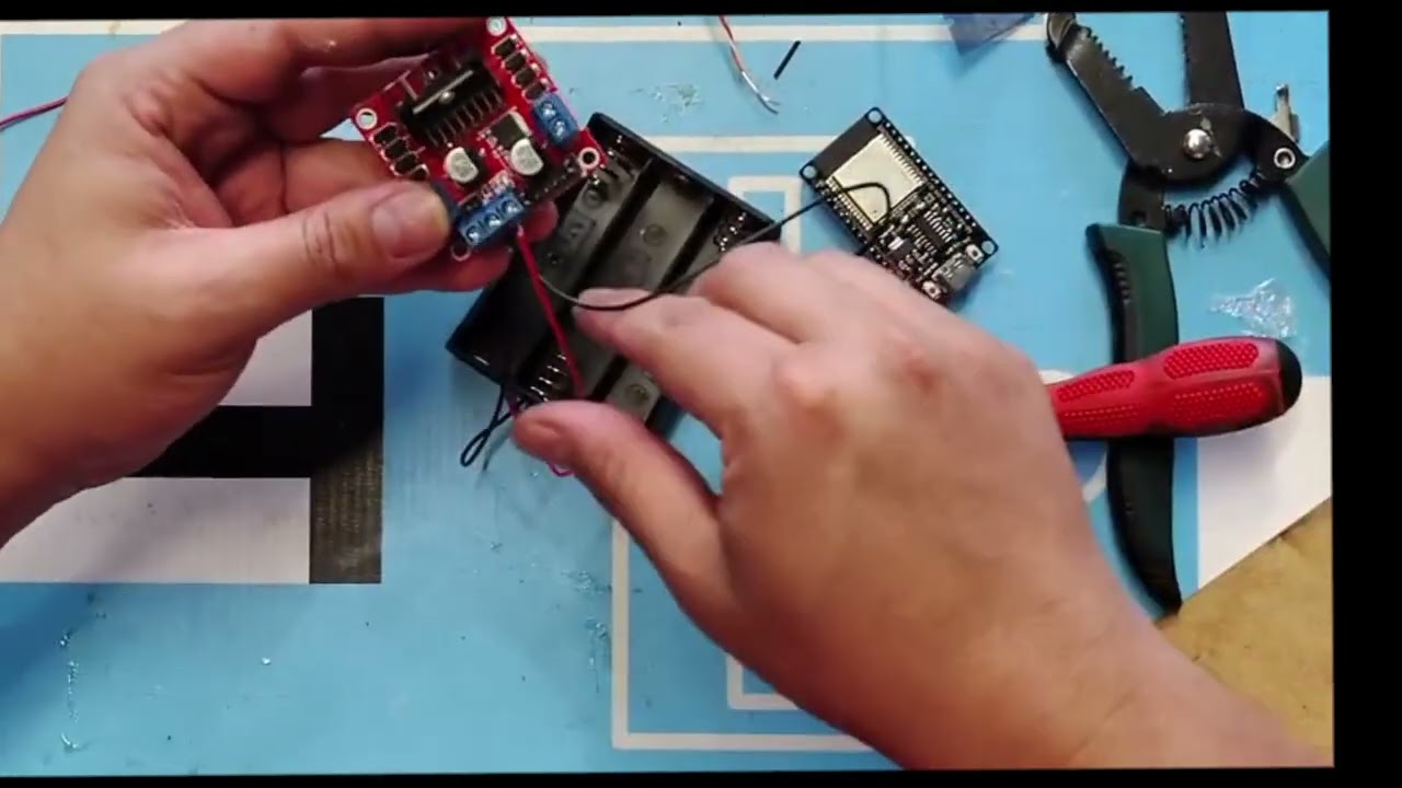 Ensamble y programación de carro robótico con ESP32 diseñado en Tinkercad