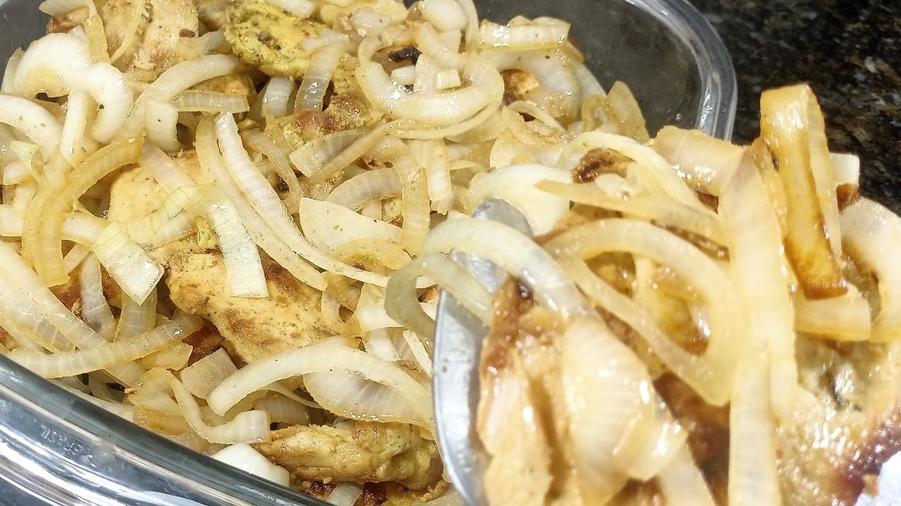 FILÉ DE FRANGO ACEBOLADO | RECEITA FÁCIL, SUCULENTA E RÁPIDA