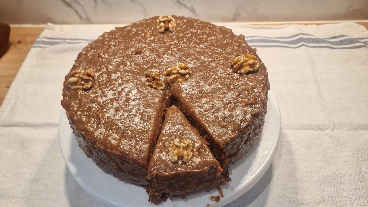 Delicioso bolo de cafe com nozes