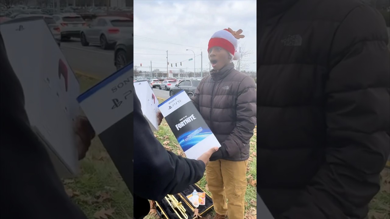 Он купил незнакомцу PS5 на Рождество 👏
