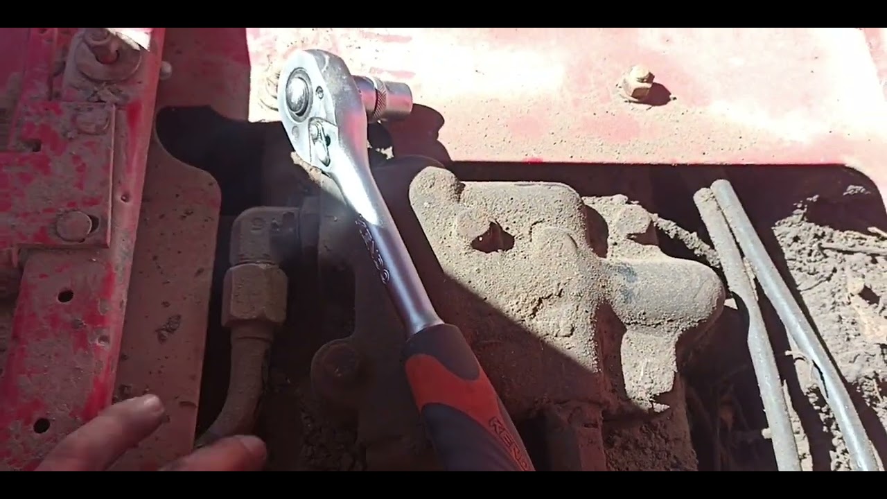 cómo  arreglar la bomba del hidráulico de un #tractor primera parte