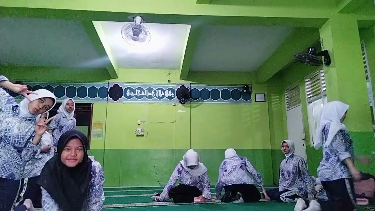last, sama sama nungguin, emang lagi aneh hari ini😿