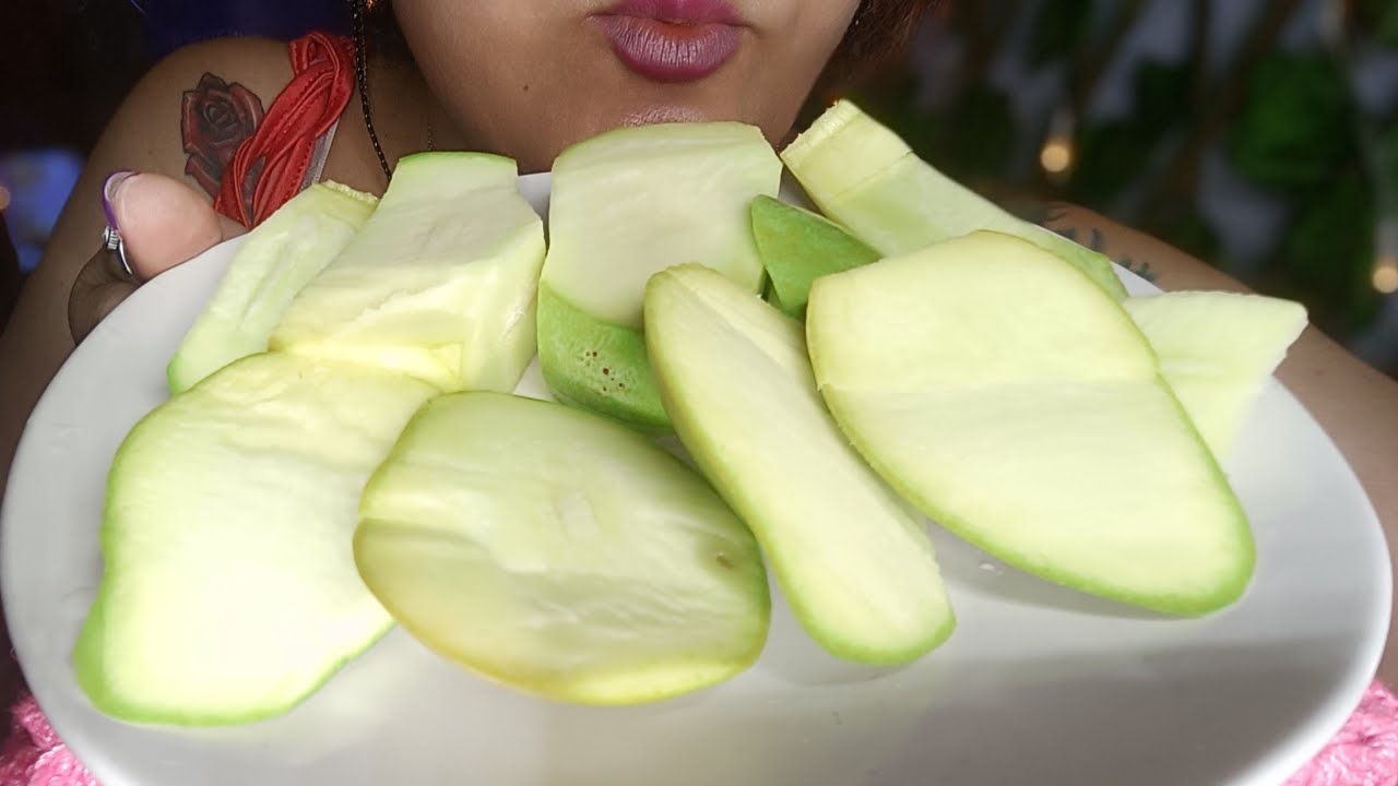 ASMR comiendo mango 🥭 verde con Tajín #asmr #mukbang #mouthsounds 