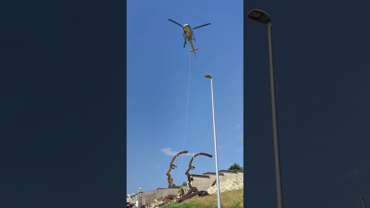 A Rubbio spettacolare posa con l&rsquo;elicottero della nuova installazione artistica