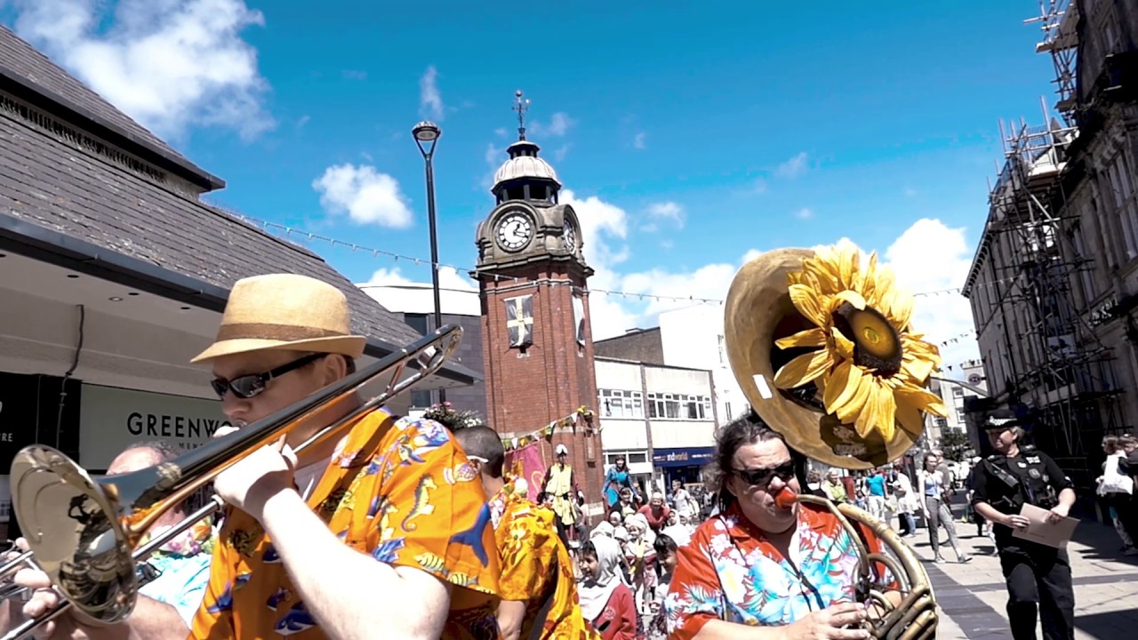 Pontio Circus Procession Gorymdaith Syrcas 2017  Bangor, Gwynedd