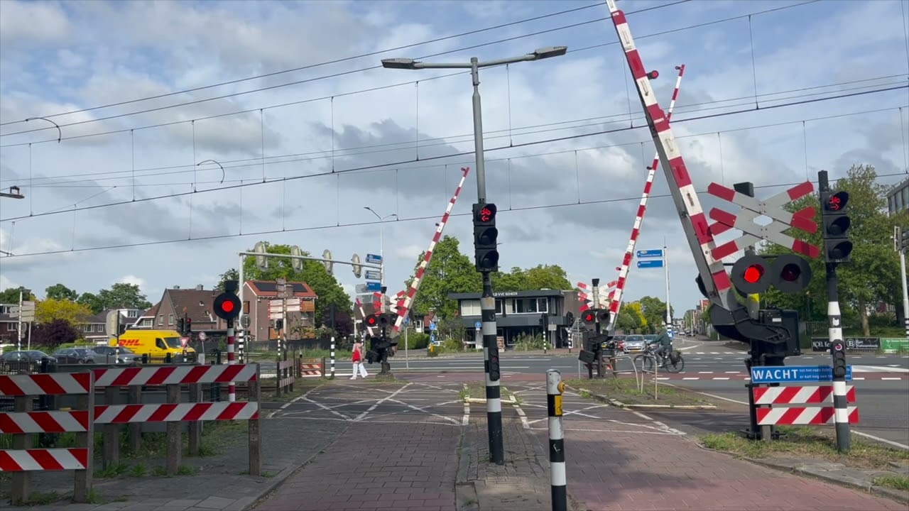Spoorwegovergang Zaandijk // Dutch Railroad Crossing